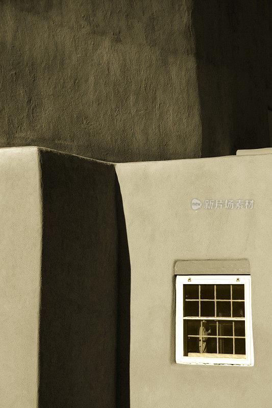 新墨西哥圣达菲的赭色色调土坯教堂墙
