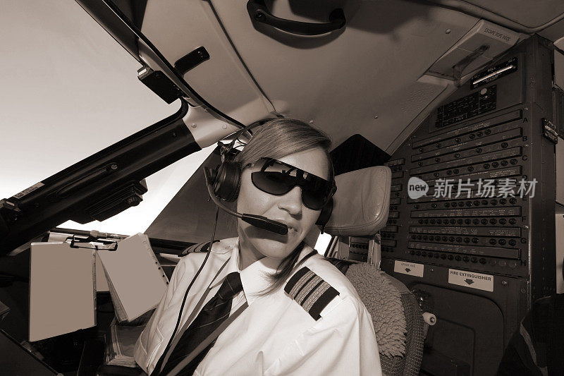 在飞机座舱里…年轻的女飞行员在工作