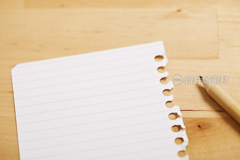 空白纸笔记用铅笔放在书桌上