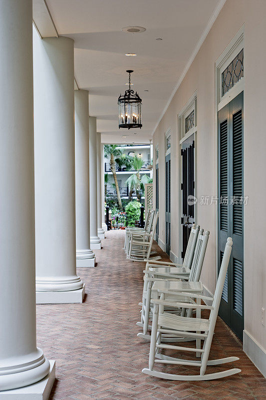 白色柱子，砖阳台，摇椅