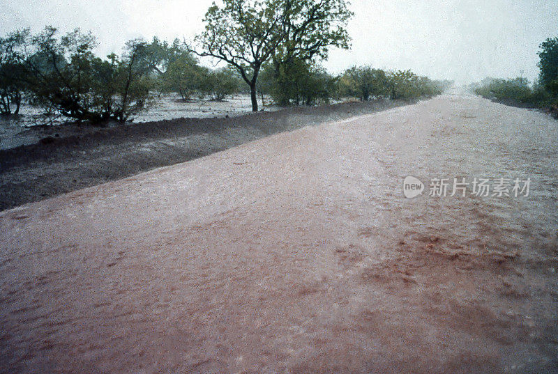 西非布基纳法索萨赫勒北部高速公路遭遇暴雨
