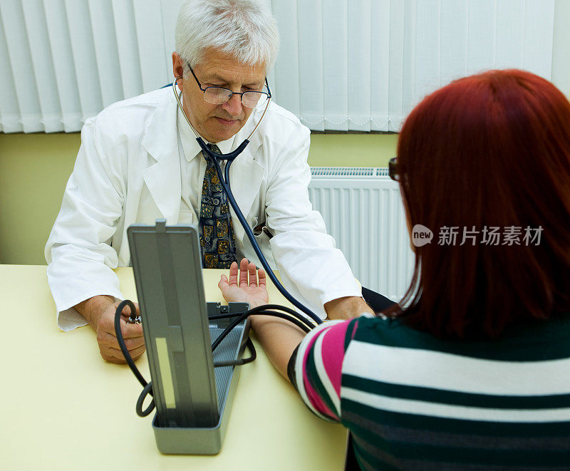 医生正在给一位可爱的年轻病人测血压