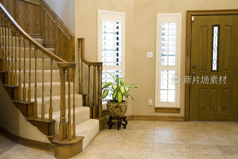 高档、现代家居的入口大厅。楼梯，前门，门厅。
