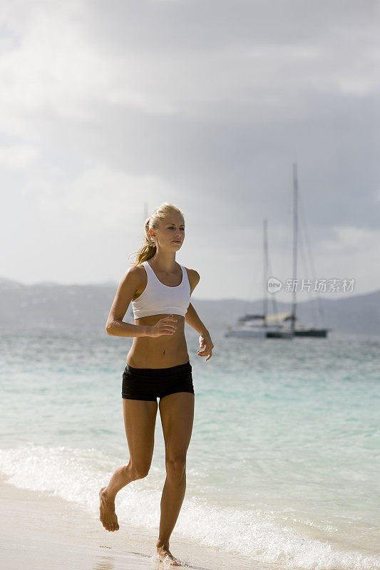 在加勒比海海滩慢跑的女人