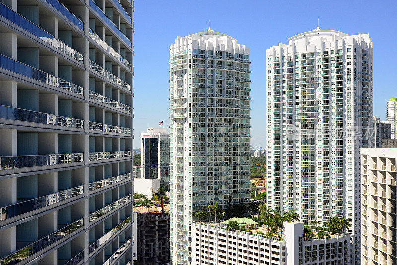 带有阳台和绿地的高层住宅建筑