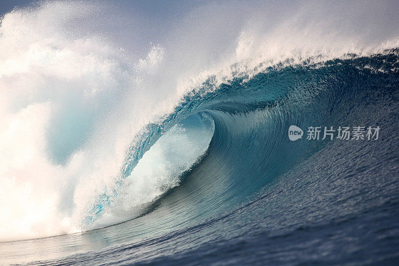 海浪拍打天空的景色