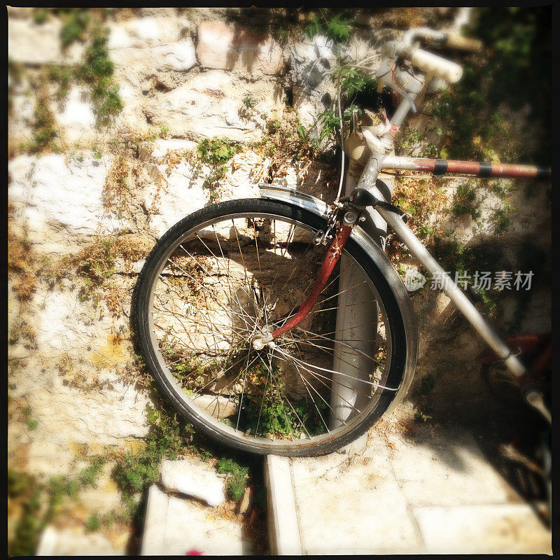靠在墙上的旧自行车