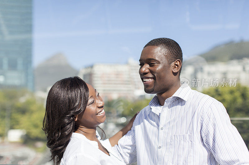 一对非洲夫妇在一起开怀大笑。