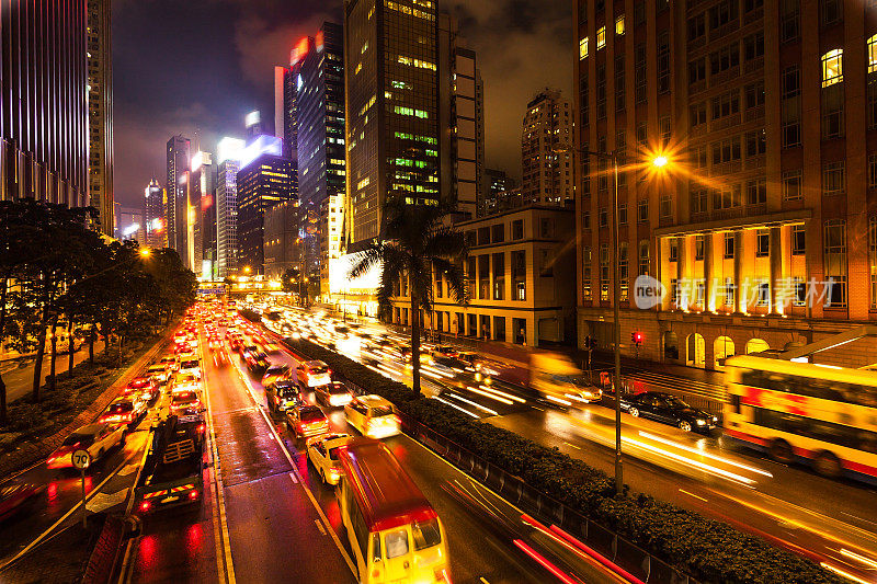 香港市内道路繁忙，车灯闪烁