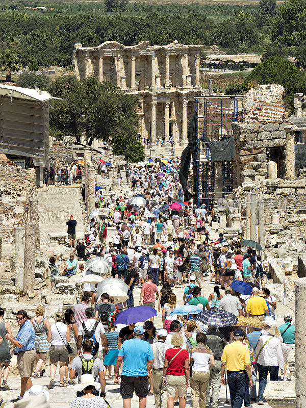 参观露天古希腊历史遗址的人群