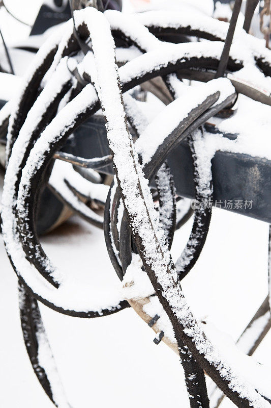 半挂车到拖车的空气软管被雪覆盖