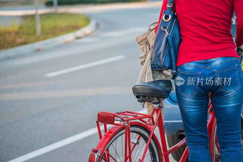 近距离的女人与自行车