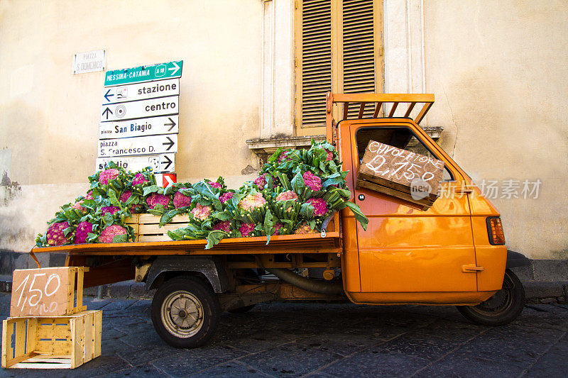西西里岛，卖紫色花椰菜的可爱橙色卡车