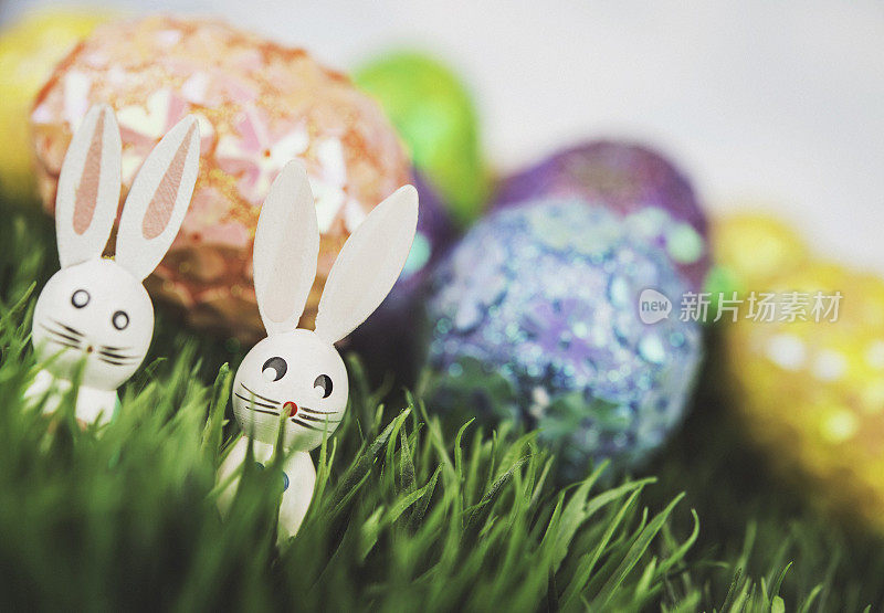 复活节背景与闪光蛋和古董复活节兔子