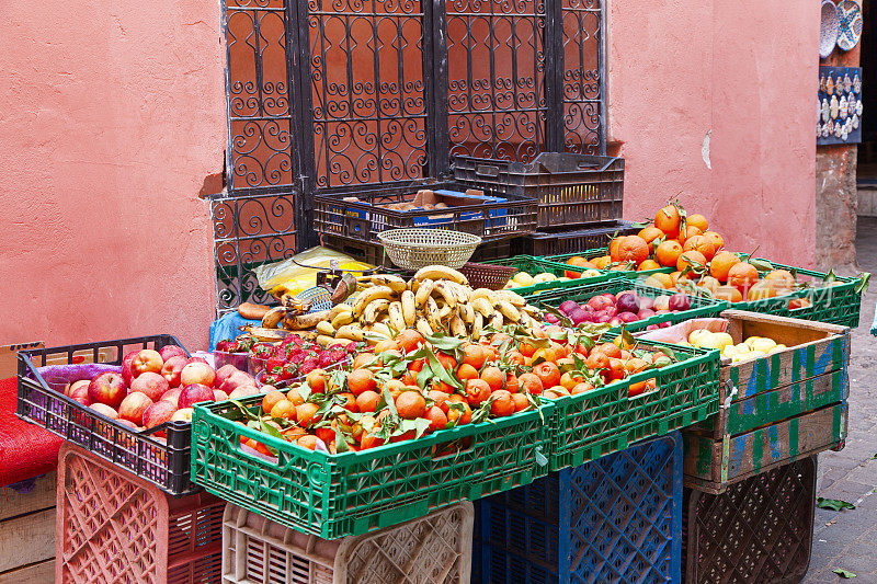 水果和蔬菜在马拉喀什市场出售。摩洛哥。