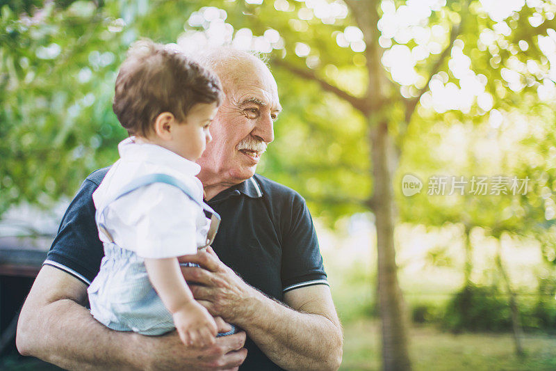 爷爷和孙子在户外散步
