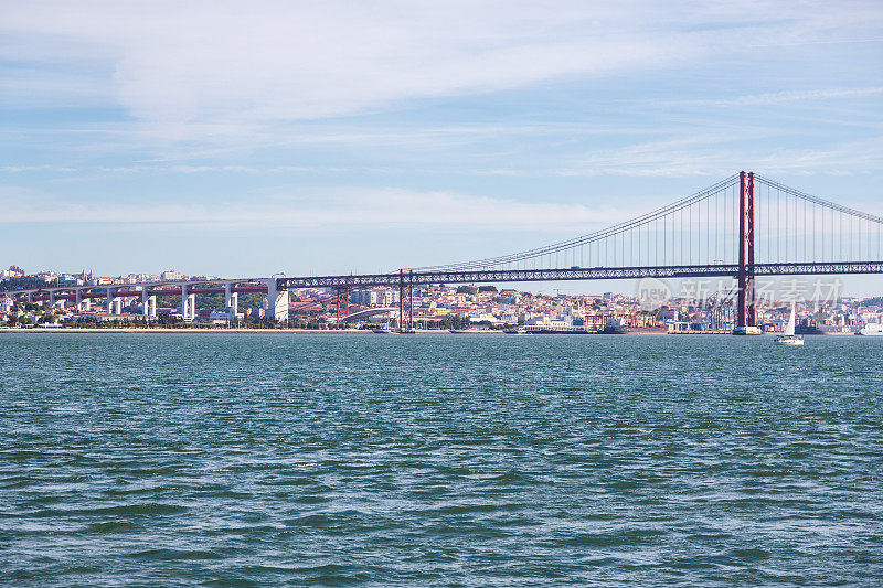 4月25日，葡萄牙里斯本大桥