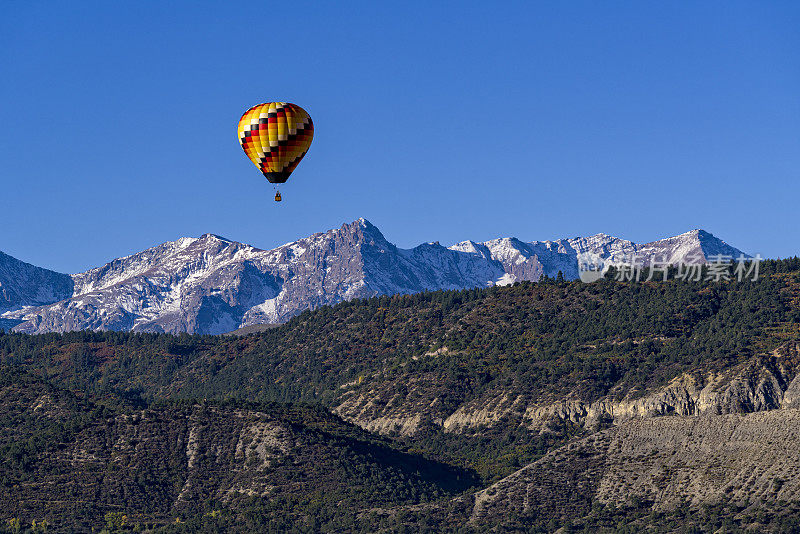在圣胡安山脉的热气球