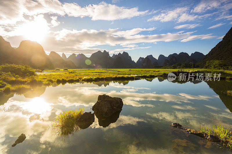 喀斯特地区农村日落，阳朔，中国桂林