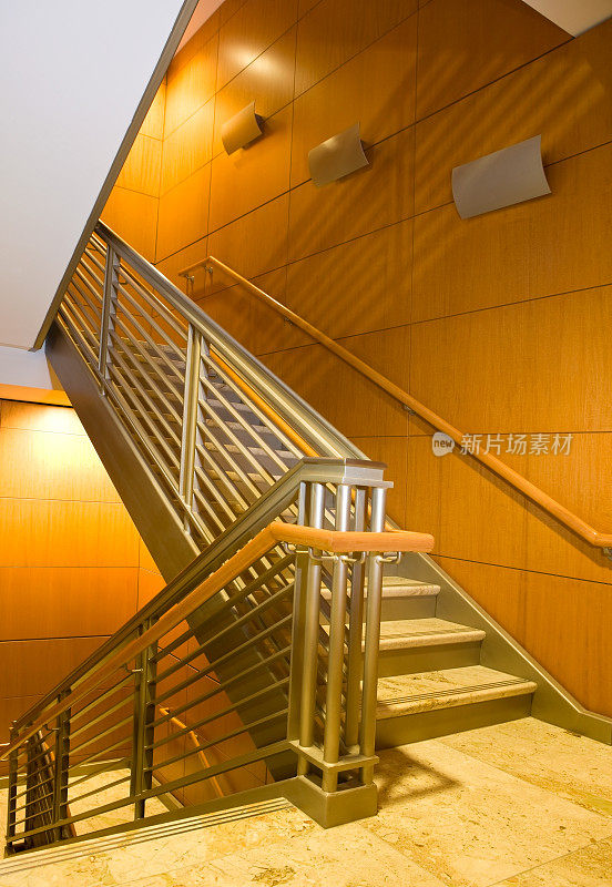 暖色调的现代楼梯