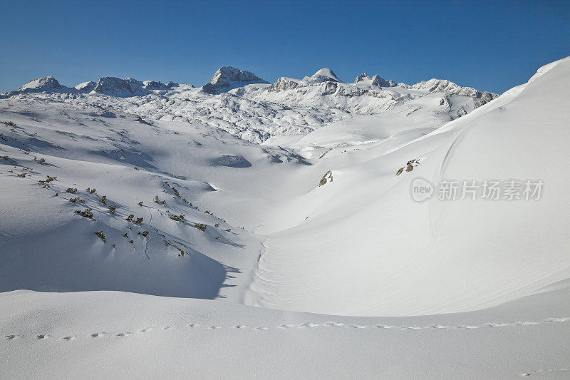 达赫斯坦山脉的雪谷