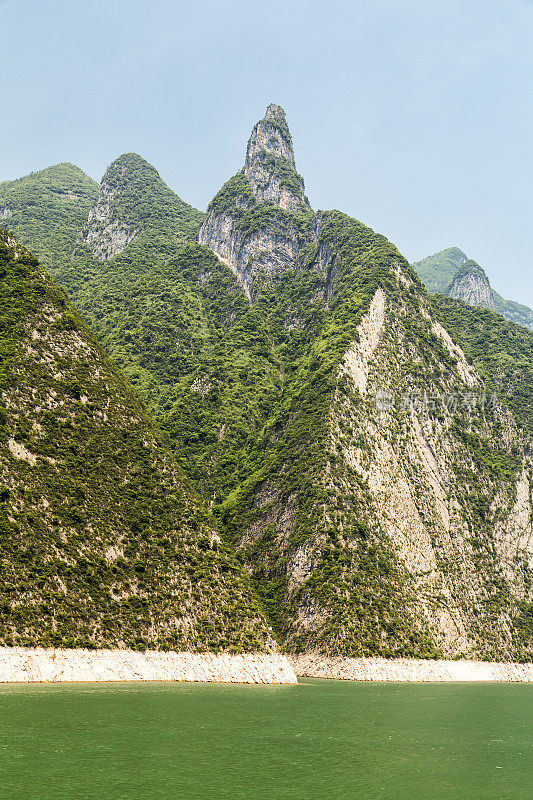 中国巫山县的山脉和长江