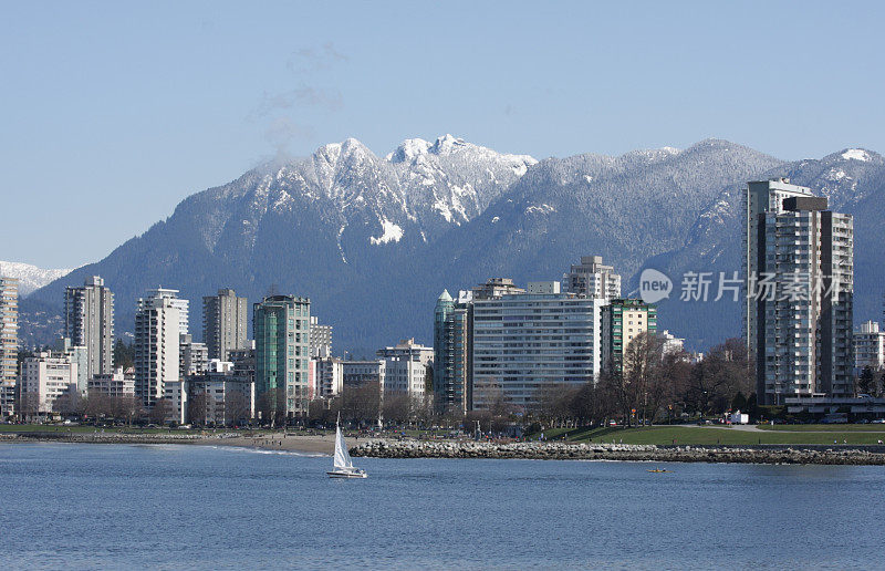 加拿大温哥华的西区高层建筑和北岸山脉