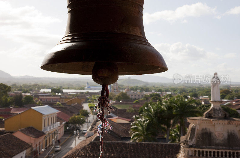 位于尼加拉瓜格拉纳达拉默塞德塔顶端的钟楼