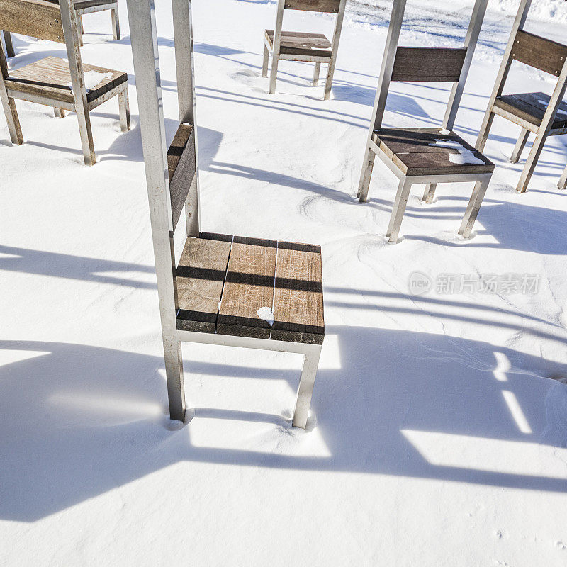 曼哈顿西区。雪地里的公园椅子。