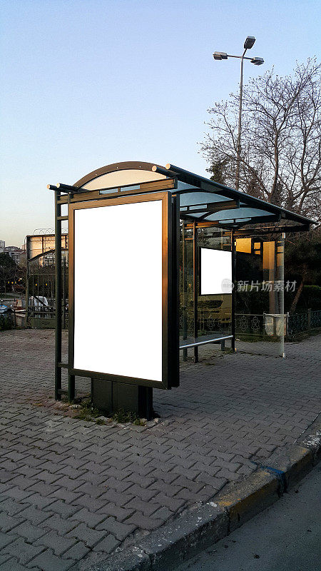 空白广告牌在公共汽车站为您的广告位于
