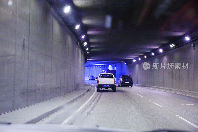 在隧道中驾驶