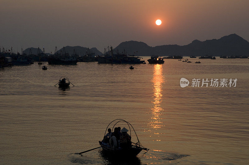 越南吉巴岛(下龙湾)的日落