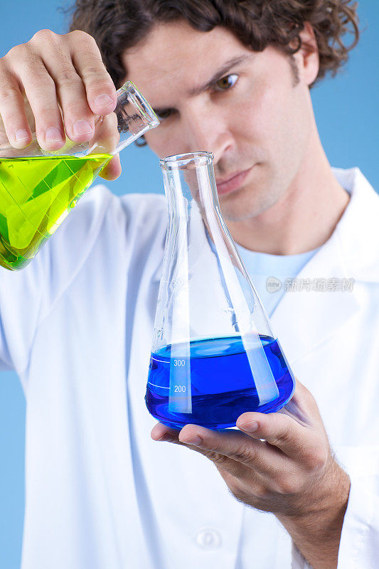 男科学家在烧瓶里混合液体