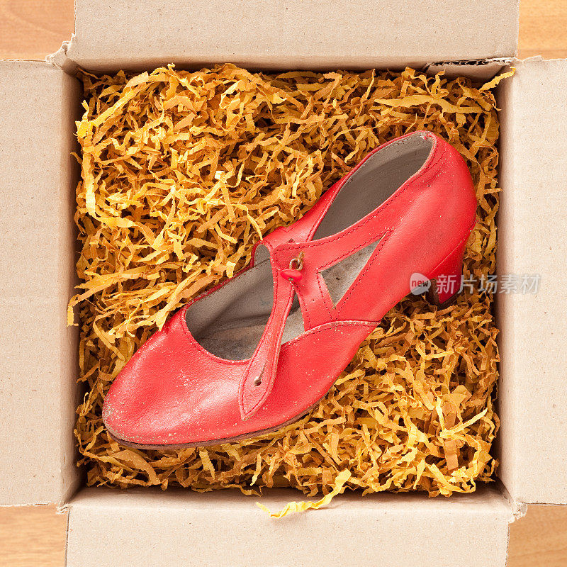 纸板箱里的红色旧鞋