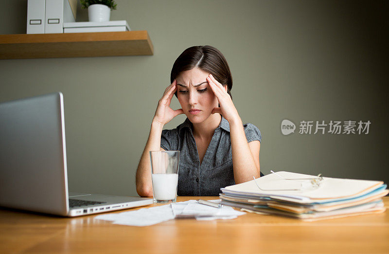 年轻女性工作压力大