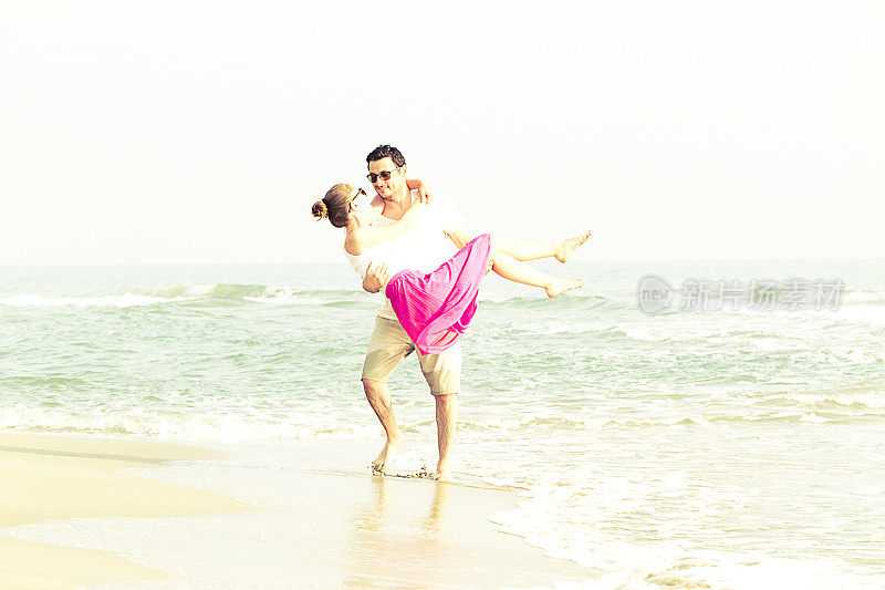 快乐的夫妇在海滩上玩