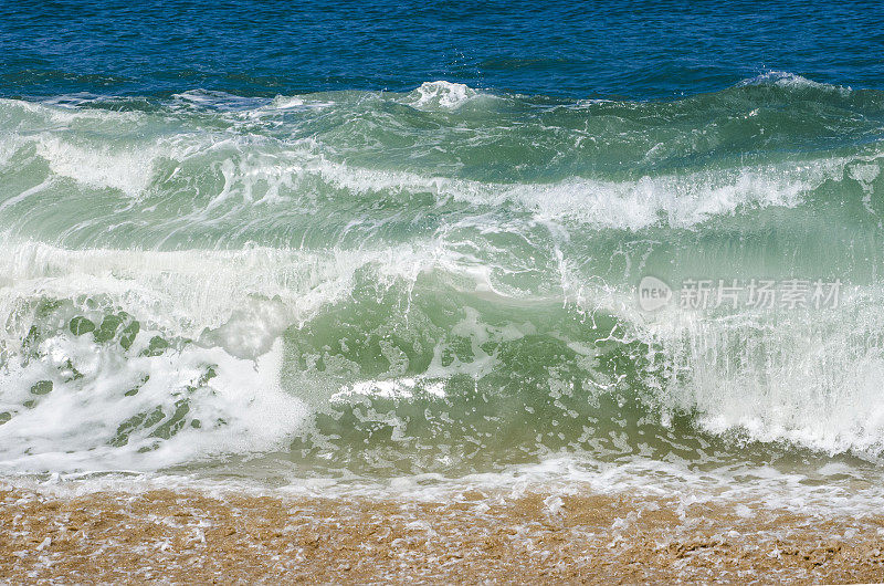 海浪拍打着沙滩