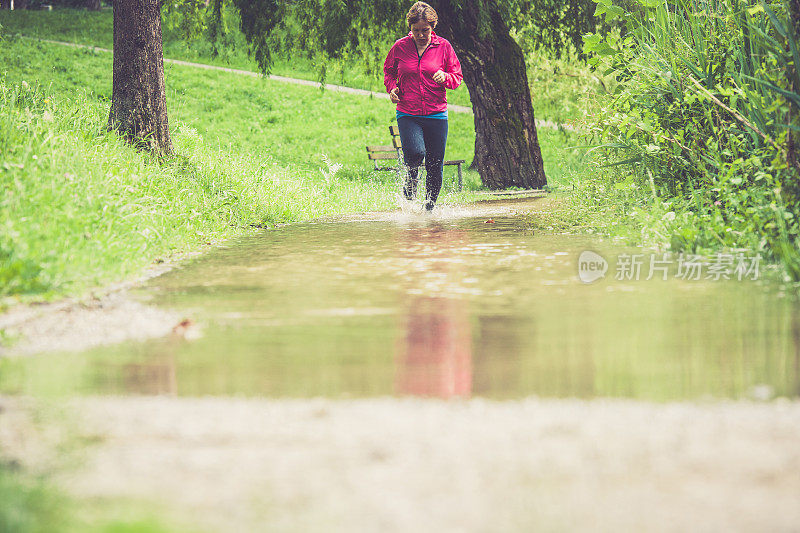 高加索老年妇女在雨中奔跑地中海活跃老年人