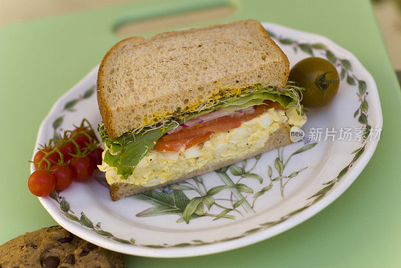 鸡蛋沙拉三明治午餐，煮鸡蛋和巧克力饼干