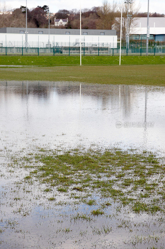 浸满水的橄榄球场