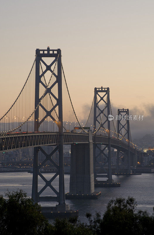 旧金山-奥克兰海湾大桥，黄昏。