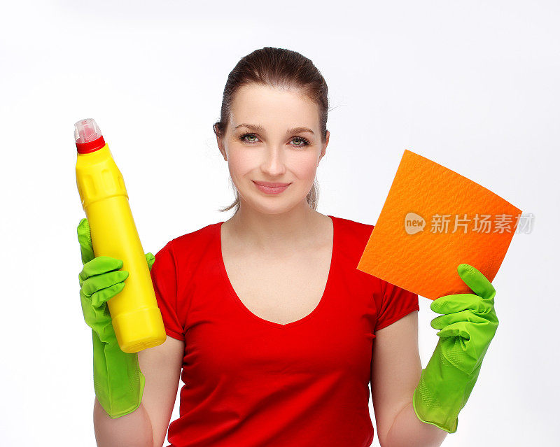 女人用快乐的表情拿着清洁用品