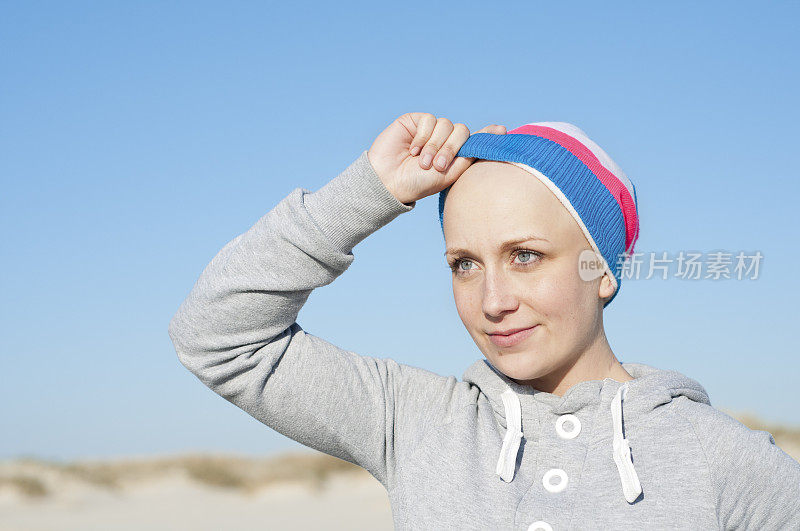 年轻女性因化疗的副作用而出现秃顶