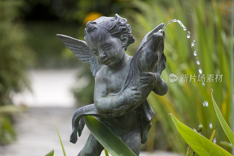 小天使喷泉，带鱼的铜像