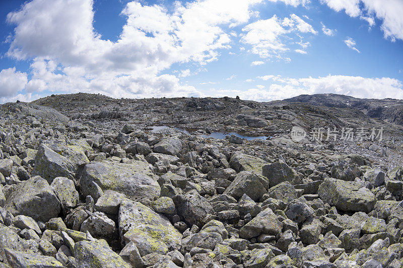 挪威Jotunheimen国家公园中布满岩石的徒步小径