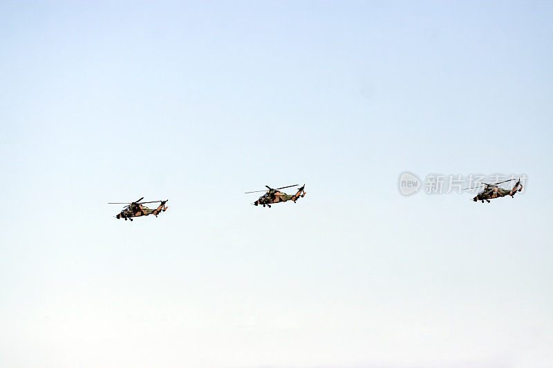三架军用直升机对抗蓝天，复制空间