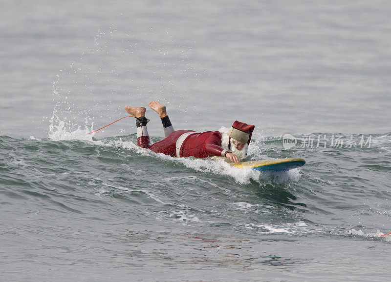 圣诞老人划着桨冲进海浪
