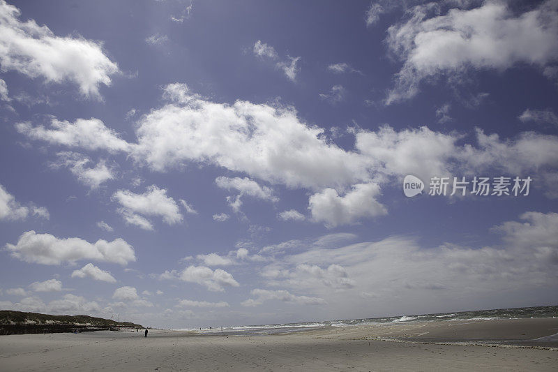 多云的沙滩风景