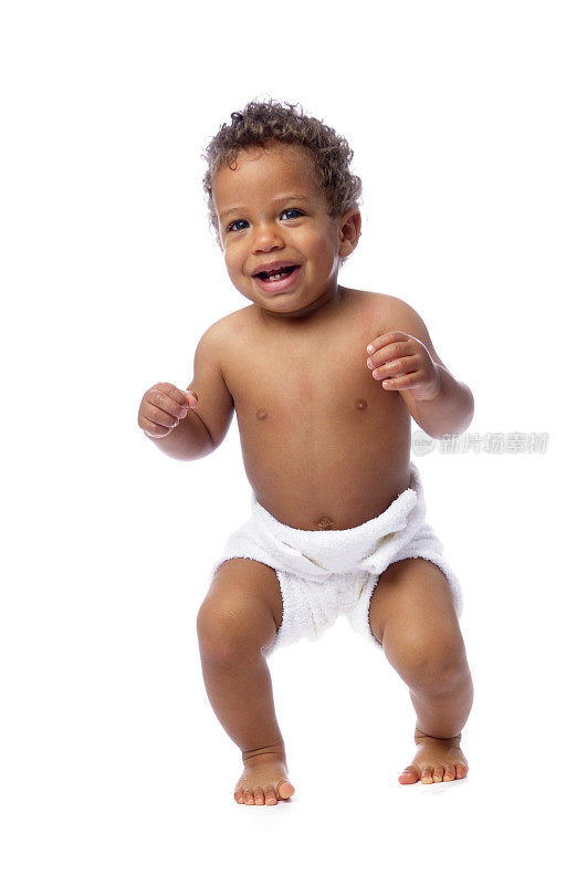 穿毛巾布尿布的婴儿学会独立站立