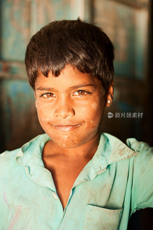 年轻的印度男孩的肖像。拉贾斯坦邦。印度。塔尔沙漠。